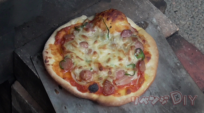 ピザ窯から手作りした美味しそうなピザ